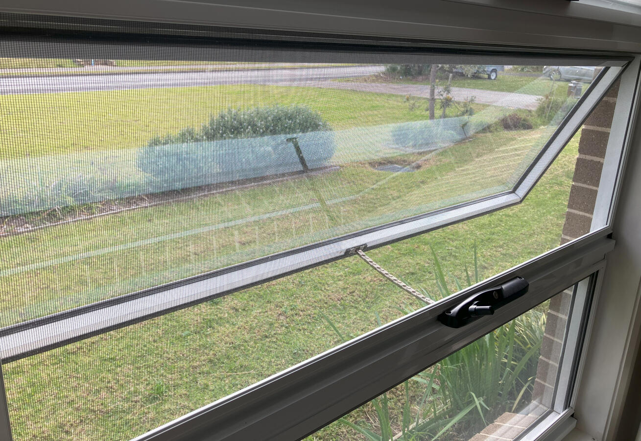 Awning window flyscreen